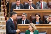 Pedro Sánchez durante una sesión en el Congreso con Óscar Puente y Patxi López de fondo.