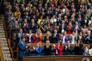 Pedro Sánchez recibe los aplausos de su bancada durante la segunda sesión del debate de su investidura.