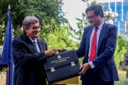 El ministro para la Transformación Digital y de la Función Pública, Óscar López, recibe su cartera de manos del ministro saliente, José Luis Escrivá.