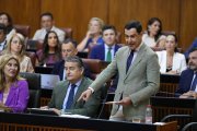 El presidente de Andalucía, Juanma Moreno, interviene en una jornada del Pleno del Parlamento andaluz.