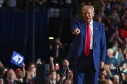 18 September 2024, US, New York: Former US President and Republican presidential candidate Donald Trump (C) speaks during his election rally at Nassau Coliseum in Uniondale. Photo: Andrea Renault/ZUMA Press Wire/dpa

Andrea Renault/ZUMA Press Wire/d / DPA
18/9/2024 ONLY FOR USE IN SPAIN