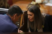 El presidente del Gobierno, Pedro Sánchez, conversa con la portavoz de Junts en el Congreso, Miriam Nogueras.