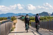 Dos cicloturistas en una carretera de la Comunidad Vaenciana.