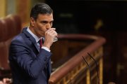 El presidente del Gobierno, Pedro Sánchez, bebe agua durante una sesión en el Congreso de los Diputados.