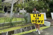 Dani Cuesta, en Singapur con su bandera contra Peter Lim