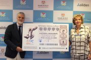El delegado de Loterías y Apuestas del Estado en la provincia de Alicante, José Miguel Romero (izquierda), y la presidenta del Colegio de Enfermería de Alicante, Montserrat Angulo (derecha)