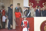 Felipe VI y Leonor con Pedro Sanchez y Margarita Robles, resguardándose de la lluvia.