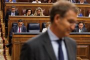 En primer plano el líder del PP, Alberto Núñez Feijóo; y al fondo el presidente del Gobierno, Pedro Sánchez, en el Congreso.