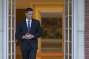 El presidente del Gobierno, Pedro Sánchez, a las puertas del Complejo de La Moncloa.