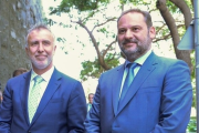 El expresidente de Canarias y actual ministro Ángel Víctor Torres junto a José Luis Ábalos (2019)