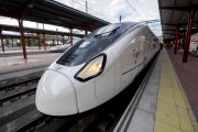 (Foto de ARCHIVO)
El tren de alta velocidad de la serie 106 en el andén de la estación de Chamartín Clara Campoamor para viajar a A Coruña, a 16 de mayo de 2024, en Madrid (España). Puente ha viajado en uno de los nuevos AVE S106 de Renfe. El tren viaja a 300 km/h hasta A Coruña y su puesta en servicio es el próximo 21 de mayo.

Alberto Ortega / Europa Press
16 MAYO 2024;OSCAR PUENTE;VALLADOLID;MADRID;A CORUÑA
16/5/2024