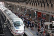 Viajeros en los andenes de la estación de tren. Imagen de archivo
Leer más: https:/www.europapress.es/andalucia/sevilla-00357/noticia-retrasos-trenes-ave-origen-destino-sevilla-incidencia-sistema-electrificacion-20240802082345.html

(c) 2024 Europa Press. Está expresamente prohibida la redistribución y la redifusión de este contenido sin su previo y expreso consentimiento.

Rocío Ruz / Europa Press
02/8/2024