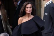 La Reina Letizia con su impresionante vestido de estreno de Carolina Herrera en la entrega de los Premios Princesa de Asturias.