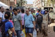 Varias personas limpian los estragos ocasionados por la DANA