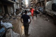 Varias personas limpian los estragos ocasionados por la DANA en Algemesí, Valencia.