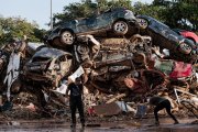 Varias personas limpian entre coches amontonados en Alfafar, a 5 de noviembre de 2024, en Valencia, Comunidad Valenciana (España).