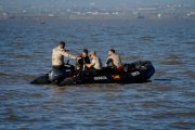 Agentes de la Armada buscan a los desaparecidos en La Albufera, en el día 13 tras el paso de la DANA por Valencia