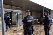 Agentes de policía custodian un supermercado para evitar saqueos durante la DANA.