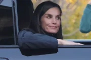La Reina Letizia se mostró especialmente cercana con las vecinas de Chiva.