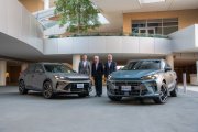 El miembro del consejo de administración de Volkswagen, Thomas Schäfer; el ceo de Penske Automotive Group, Roger Penske, y el ceo de Cupra, Wayne Griffiths.