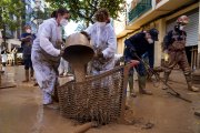 Varias personas realizan labores de limpieza en Paiporta.