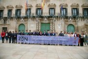 Despliegue de pancarta en la Plaza del Ayuntamiento