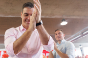 Pedro Sánchez y Juan Lobato durante un mitin del PSOE.