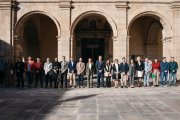 Minuto de silencio de la corporación municipal a las puertas del Ayuntamiento