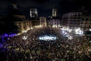 Cientos de personas durante una manifestación contra el presidente de la Generalitat Valenciana, Carlos Mazón.