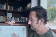 Iker Jiménez, mostrando su título de licenciado en Ciencias de la Información.