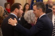 El ministro de Transportes y Movilidad Sostenible, Óscar Puente, y el presidente del Gobierno, Pedro Sánchez, durante el acto institucional por el Día de la Constitución.