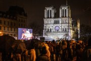 Ciudadanos en la calle ante la catedral de Notre Dame.