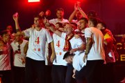 (Foto de ARCHIVO)
Luis de la Fuente junto a los jugadores durante la celebración de la victoria en la Eurocopa de la selección española de fútbol, a 15 de julio de 2024, en Madrid (España)

Óscar Ortiz / Europa Press
DEPORTE;FIESTA;FÚTBOL;GENTE
16/7/2024