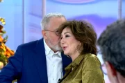 Xavier Sardá susurrando piropos al oído de Ana Rosa Quintana.