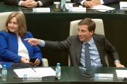 El alcalde de Madrid, José Luis Martínez-Almeida, y la  vicealcaldesa y delegada de Seguridad y Emergencias, Inmaculada Sanz, durante el pleno del Ayuntamiento.