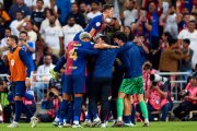 Los jugadores del Barcelona celebran uno de sus goles al Madrid