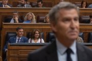 El presidente del Gobierno, Pedro Sánchez, y el líder del PP, Alberto Núñez Feijóo (primer plano).