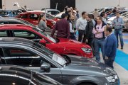 Compradores mirando coches de segunda mano