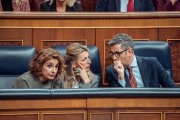 La vicepresidenta primera, María Jesús Montero, la vicepresidenta segunda, Yolanda Díaz, Félix Bolaños, durante una sesión plenaria extraordinaria, en el Congreso de los Diputados, a 22 de enero de 2025, en Madrid (España). El Congreso celebra el primer pleno del año, de manera extraordinaria, para aprobar el suplicatorio que permitirá al Tribunal Supremo imputar al exministro Ábalos. Además el Congreso votará la convalidación de tres decretos: la nueva extensión del decreto anticrisis, que incluye descuentos en el transporte público o la prohibición de cortar los suministros básicos; la nueva reforma de las pensiones para incentivar la extensión de la vida laboral; y la prórroga durante un año del gravamen a los beneficios extraordinarios de las empresas energéticas.