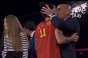 Beso de Luis Rubiales aJeni Hermoso tras ganar el mundial.