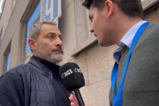 Vito Quiles y uno de los escoltas de Óscar Puente que le han impedido preguntar al ministro.
