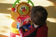 Archivo - Un niño jugando.