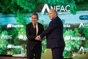 El presidente de Anfac, Josep María Recasens (i), y el CEO de Iberdrola España, Mario Ruiz-Tagle (d), durante un desayuno informativo entre Iberdrola y Anfac, en la sede de Iberdrola, a 14 de febrero de 2025, en Madrid (España).