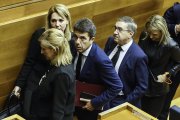 Archivo - El presidente de la Generalitat Valenciana, Carlos Mazón (c), a su salida de una sesión plenaria, en Les Corts.