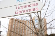 Archivo - Un cartel señala dónde se ubican las Urgencias del Hospital 12 de Octubre, a 8 de enero de 2024, en Madrid (España). Frente a la advertencia de los sindicatos que advertían de que la situación de las Urgencias en varios hospitales empeoraría con.