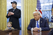 Donald Trump y Elon Musk (junto a su hijo) en el despacho oval de la Casa Blanca.