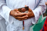 (Foto de ARCHIVO)
24 February 2025, Argentina, Buenos Aires: People attend a mass in Plaza Constitucion, organized by the Archdiocese of Buenos Aires, to pray for Pope Francis' health. Photo: Cristina Sille/dpa

24/2/2025 ONLY FOR USE IN SPAIN