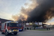 Dotaciones de bomberos trabajan en la extinción de un incendio en una nave del polígono industrial de Cobo Calleja, en Fuenlabrada.