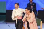 María del Monte con Eva González en la Gala de Entrega de las Medallas de Oro de Andalucía.