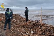 Agentes de la Guardia Civil inspenccionan la orilla en la que se ha hallado el cadáver del hombre arrastrado por la lluvia en Lorca.

REMITIDA / HANDOUT por GUARDIA CIVIL
Fotografía remitida a medios de comunicación exclusivamente para ilustrar la noticia a la que hace referencia la imagen, y citando la procedencia de la imagen en la firma
03/3/2025
